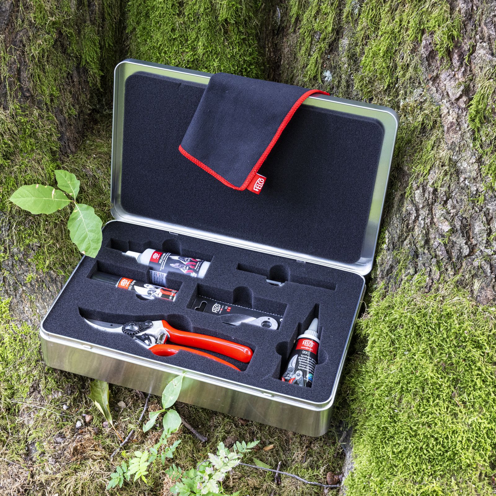 ערכת תחזוקה מקצועית למזמרות FELCO 933 - כל רכיבי התחזוקה מסודרים במארז